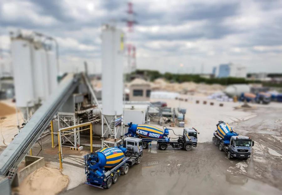 Betoncentrale van De Rycke met betonmixers op de werf